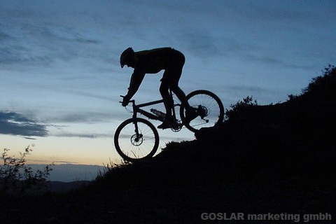 Mountainbiker in Abenddämmerung