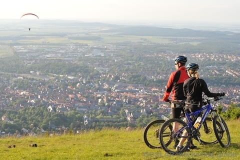 Mountainbiker mit Blick auf Goslar