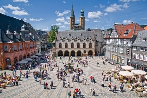 Belebter Marktplatz mit Rathaus