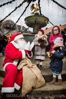Weihnachtsmarkt, Nikolaus mit Kindern