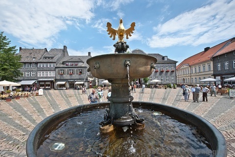 Markplatz, Marktbrunnen am Tag
