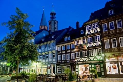 Altstadt, Fachwerkhäuser und Schuhhof abends
