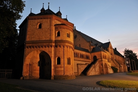 Kaiserpfalz und Pfalzkirche abends