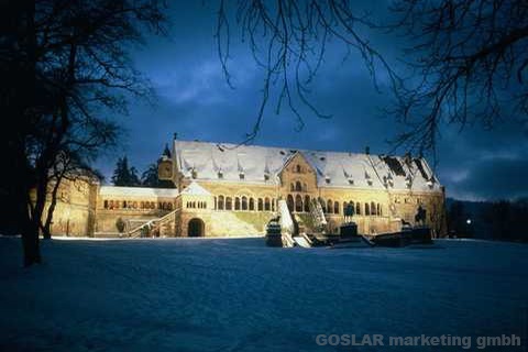Kaiserpfalz nachts im Winter
