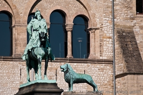 Kaiser Barbarossa vor der Kaiserpfalz