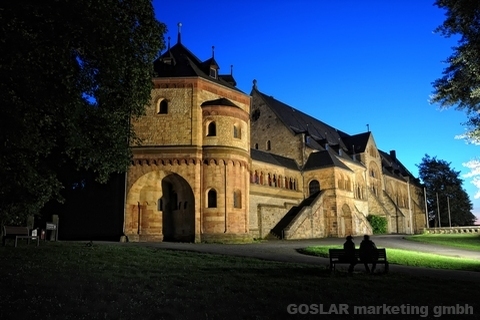 Kaiserpfalz und Pfalzkirche abends, beleuchtet