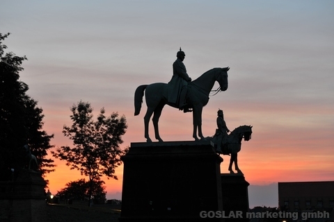 Reiter vor der Kaiserpfalz in der Abenddämmerung