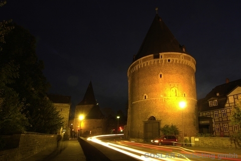 Breites Tor in der Nacht mit Verkehr
